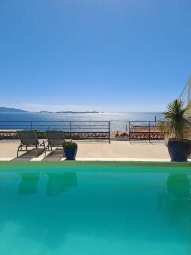 LES SUITES LOVE 1 SPA VUE MER PISCINe Hotel in Marseille