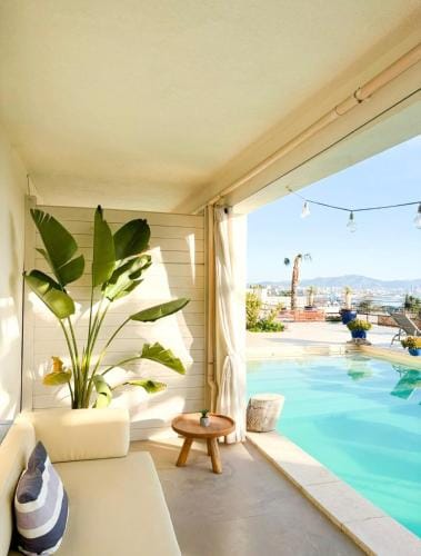 LES SUITES LOVE 1 SPA VUE MER PISCINe Hotel in Marseille