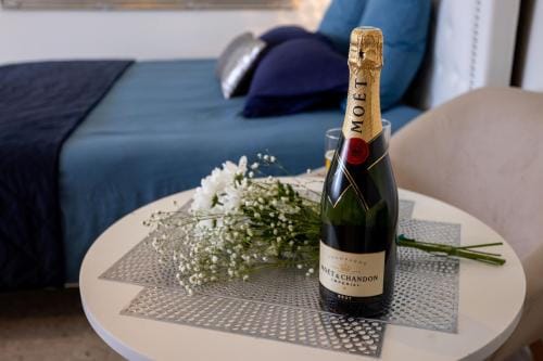 LES SUITES LOVE 1 SPA VUE MER PISCINe Hotel in Marseille