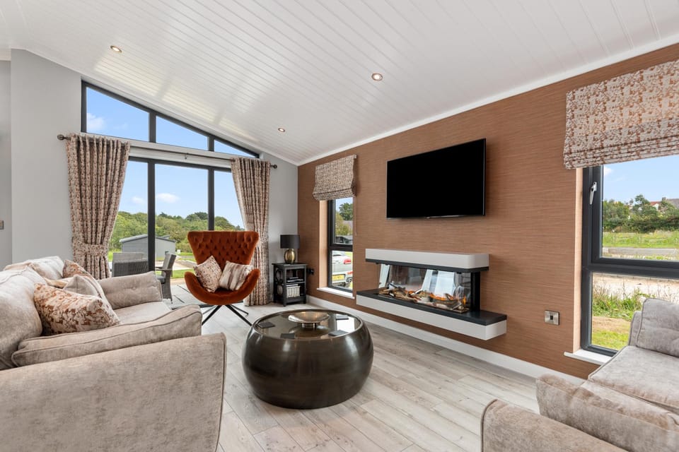 Ael-Y-Bryn - Luxury Lodge, Hot Tub, Pet Friendly Lodge in Saint Florence