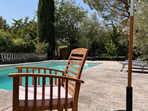 Chambre independante avec terrasse privee et piscine Hotel in Nimes