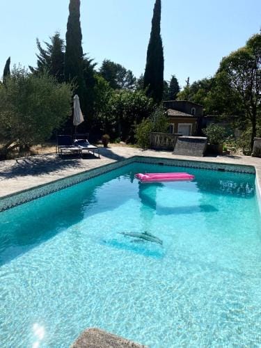 Chambre independante avec terrasse privee et piscine Hotel in Nimes