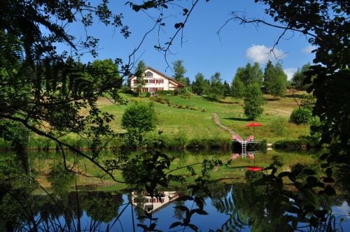 "Chambre Merisier" dans une ferme avec etang prive au coeur de la region des mille etangs, Faucogney Hotel in Vosges