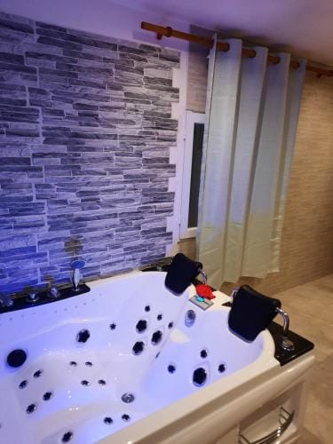 Chambre meublee independante, jacuzzi dans la chambre a 60110 Amblainville pres de Paris Hotel in Île-de-France