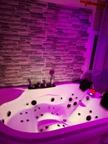 Chambre meublee independante, jacuzzi dans la chambre a 60110 Amblainville pres de Paris Hotel in Île-de-France