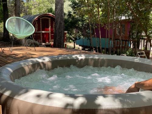 Les roulottes de Bayama - logement insolite avec jacuzzi Lodge in Mougins