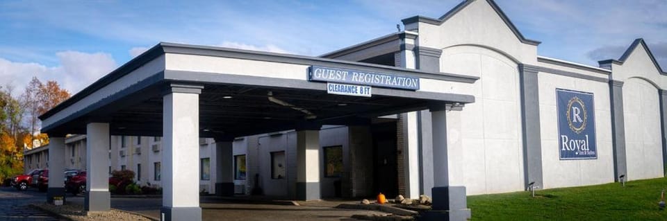 Royal Inn & Suites Hotel in Springfield Township