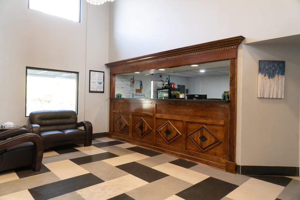 Royal Inn & Suites Hotel in Springfield Township