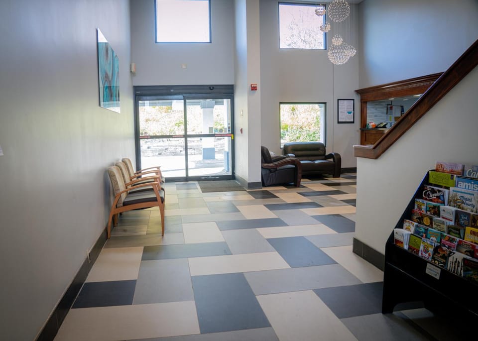 Royal Inn & Suites Hotel in Springfield Township