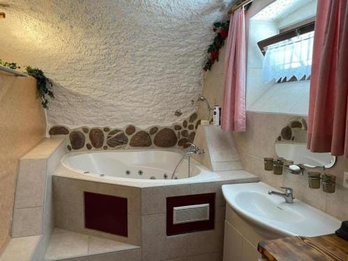 Casa Job - Gasthaus - Sauna, Whirlpool - Trun Inn in Canton of Grisons
