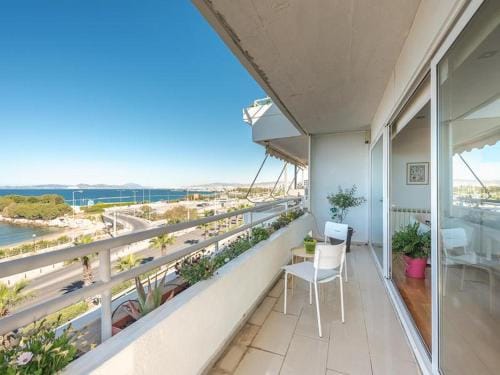 Amazing Beach Apt Panoramic View next to Marina Alimos Hotel in Alimos