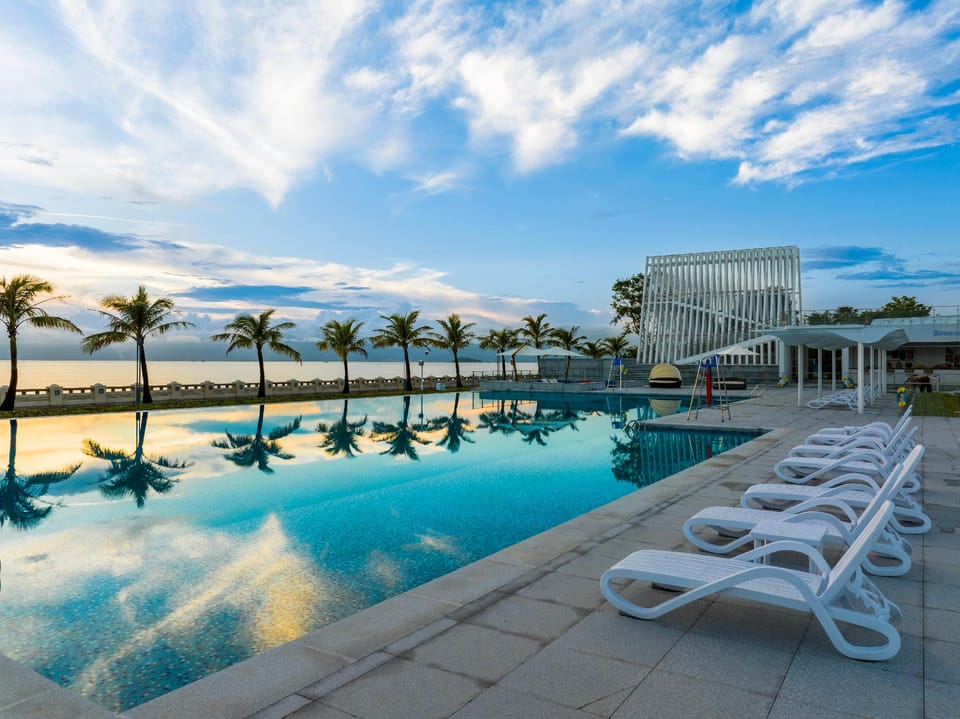Swimming pool [outdoor]