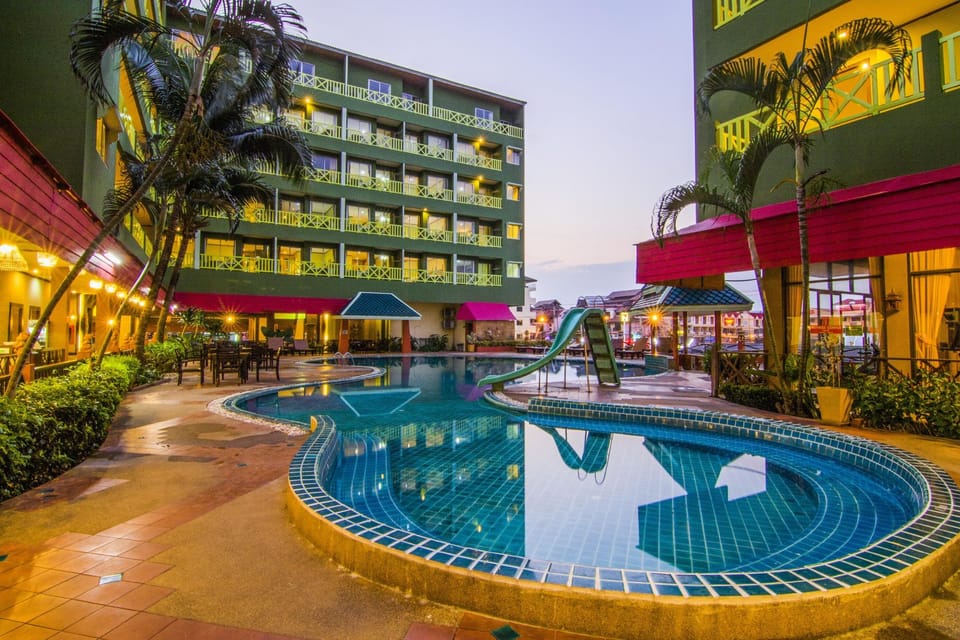 Swimming pool [outdoor]