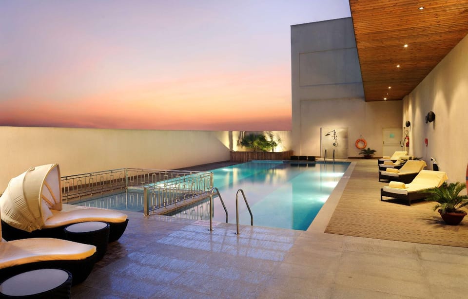 Swimming pool [outdoor]