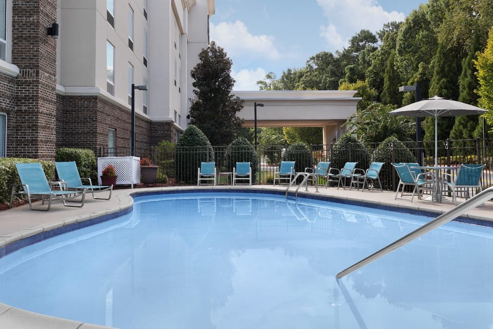Swimming pool [outdoor]