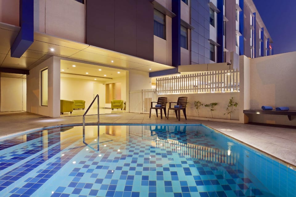 Swimming pool [outdoor]