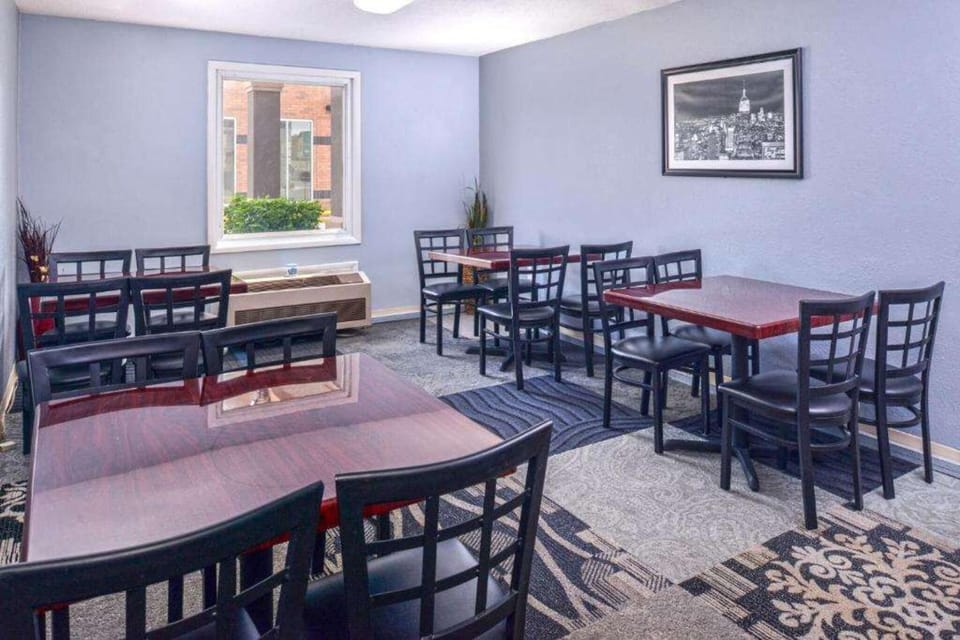 Country Garden and Suites Hotel in Illinois