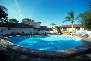 Swimming pool [outdoor]
