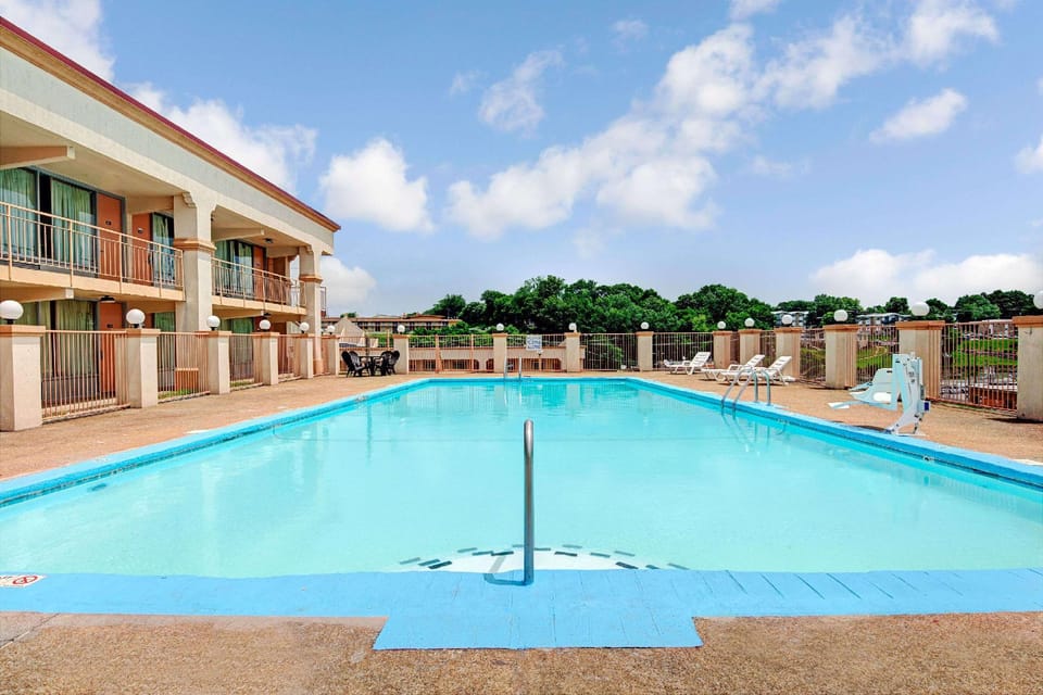 Swimming pool [outdoor]