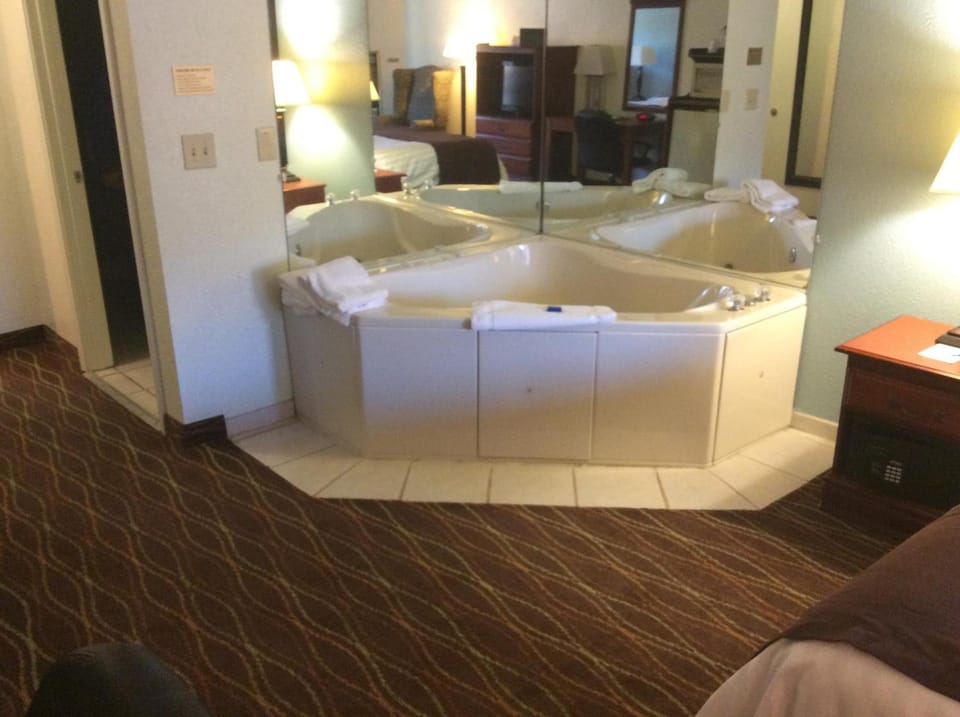 Baymont by Wyndham Helen Hotel in Helen