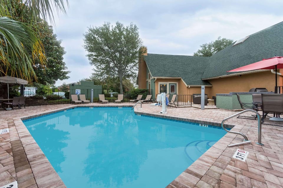 Swimming pool [outdoor]