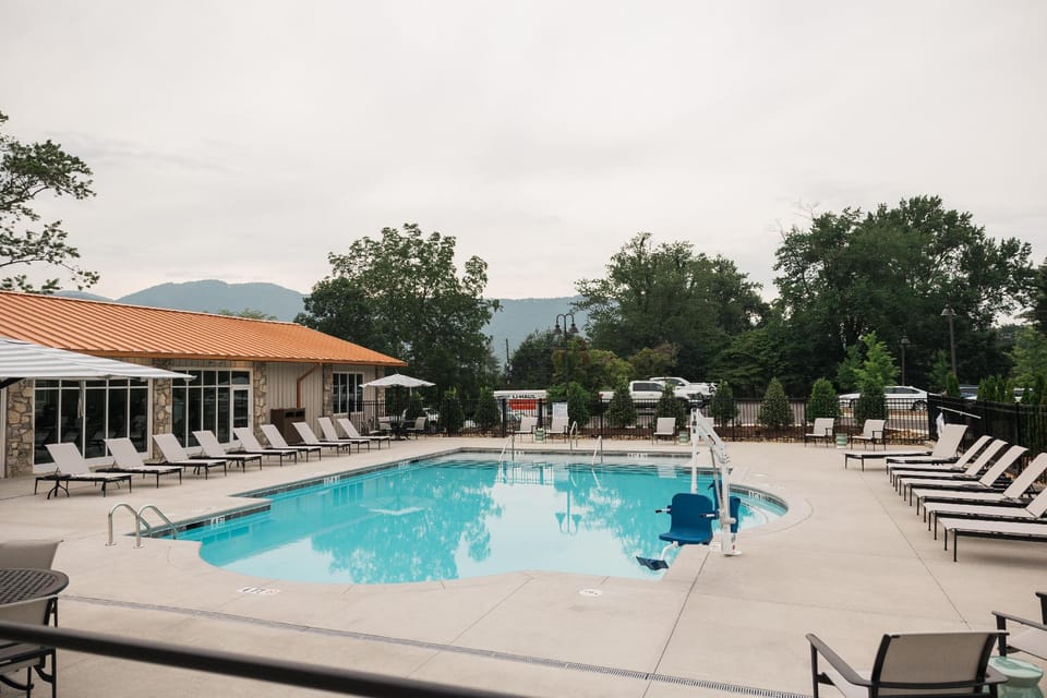 Waynesville Inn & Golf Club, Tapestry Collection by Hilton Hotel in Waynesville