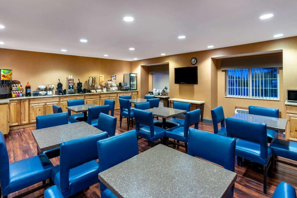 Microtel Inn & Suites by Wyndham Raton Hotel in Raton