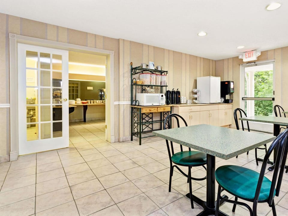 Microtel Inn & Suites by Wyndham Florence/Cincinnati Airport Hotel in Florence