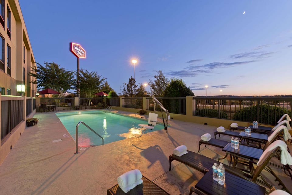 Swimming pool [outdoor]