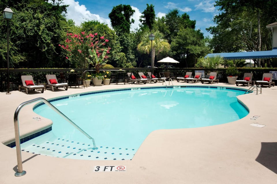 Swimming pool [outdoor]