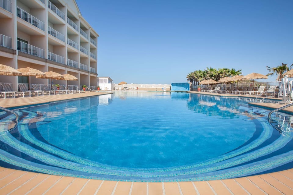 Swimming pool [outdoor]