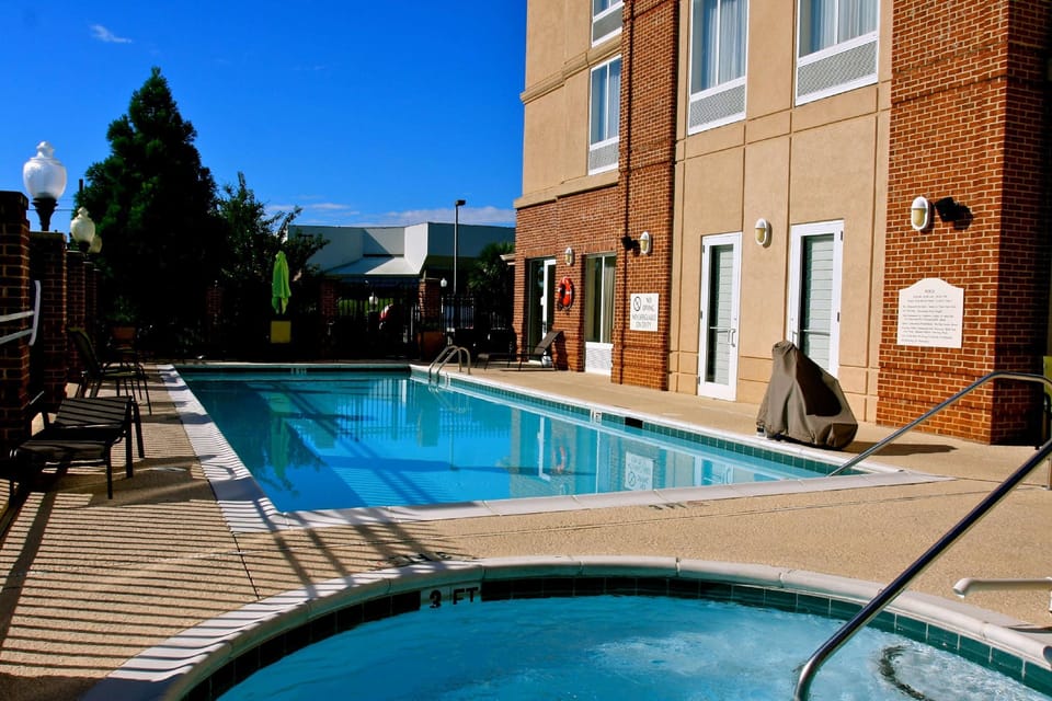 Swimming pool [outdoor]