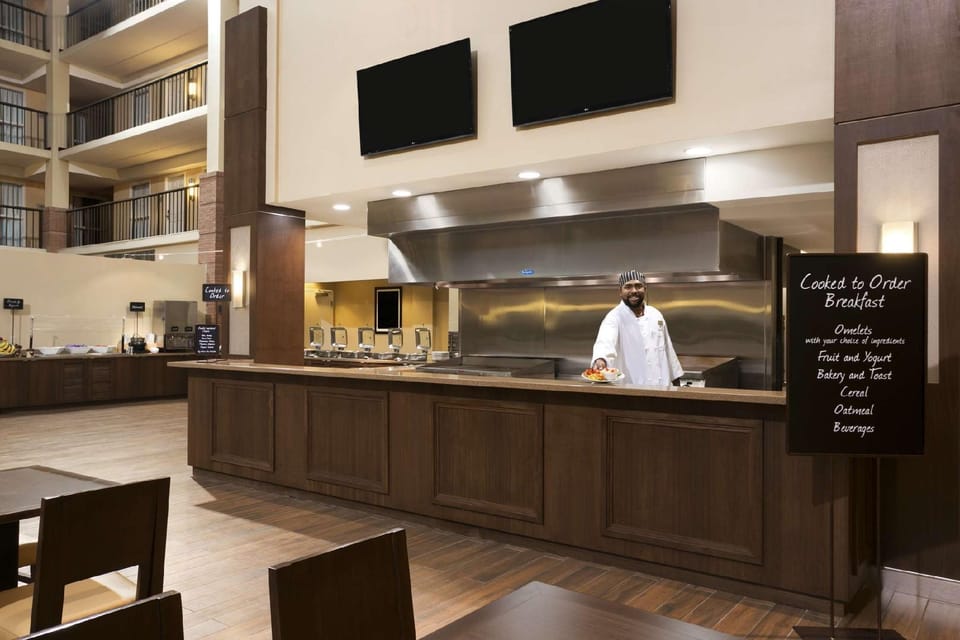 Embassy Suites by Hilton Cleveland Beachwood Hotel in Beachwood