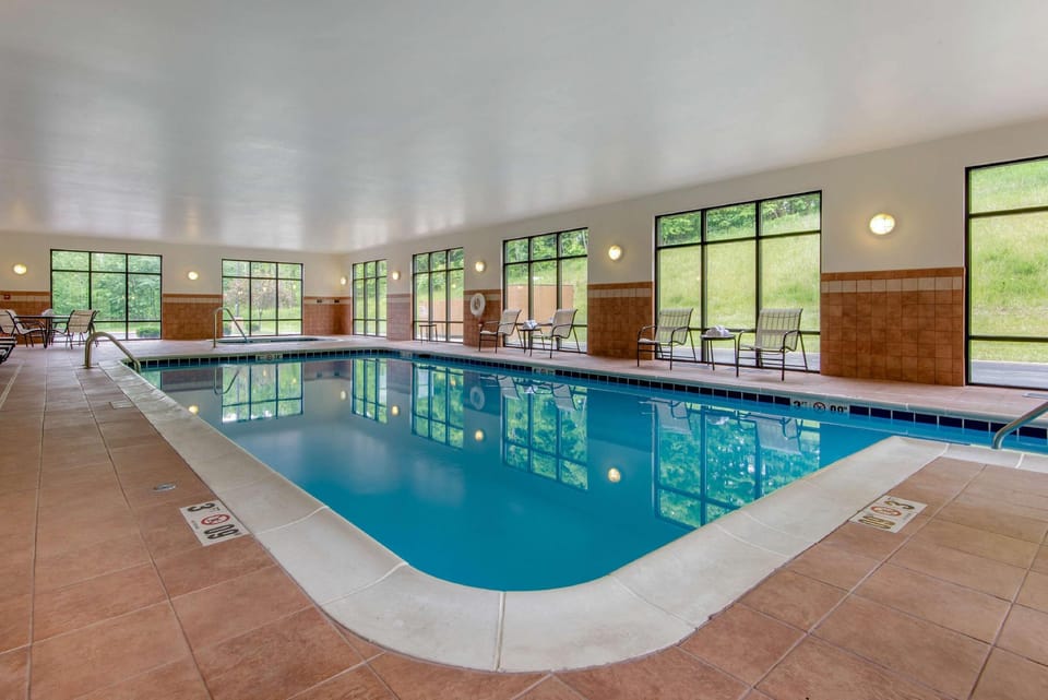 Hampton Inn Meadville Hotel in Lake Erie
