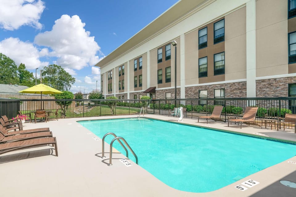 Swimming pool [outdoor]