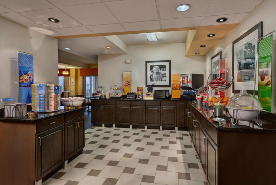 Hampton Inn Milwaukee-Northwest Hotel in Milwaukee