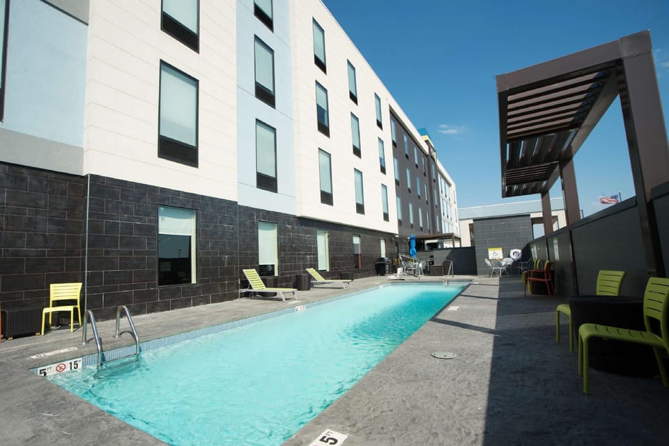 Swimming pool [outdoor]
