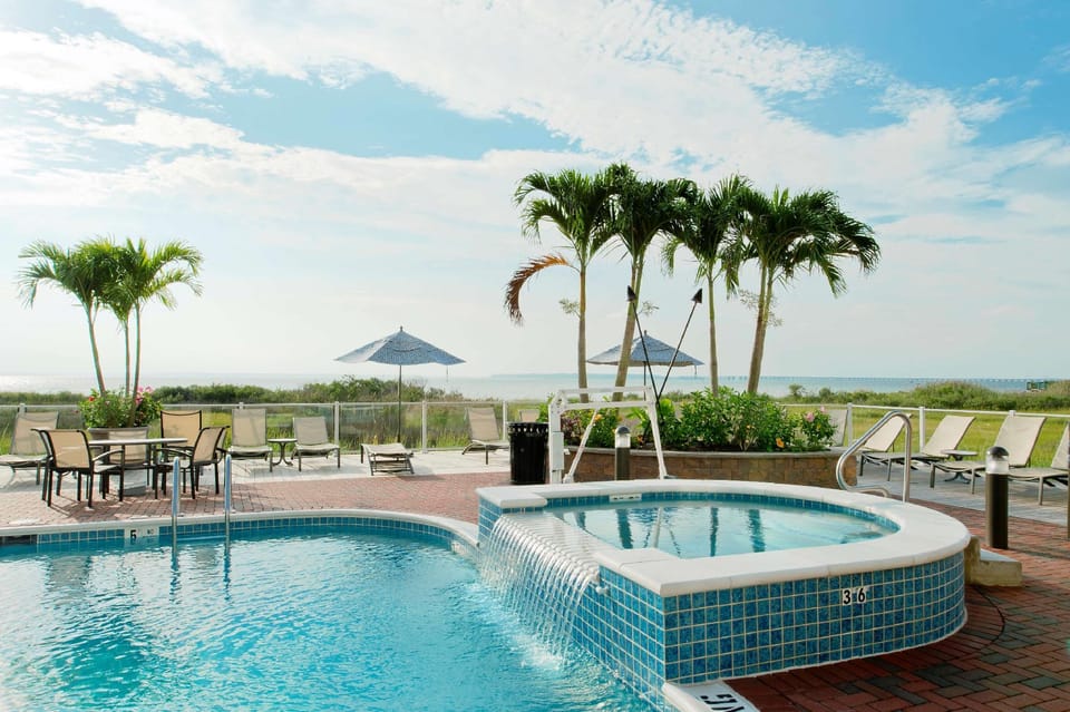 Swimming pool [outdoor]