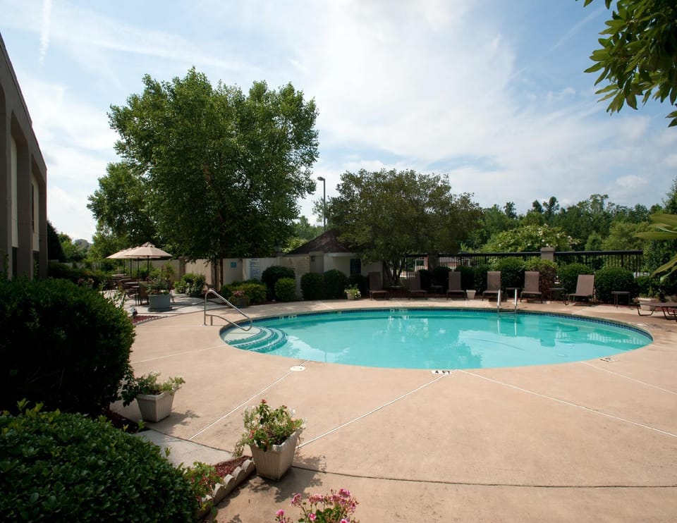 Swimming pool [outdoor]