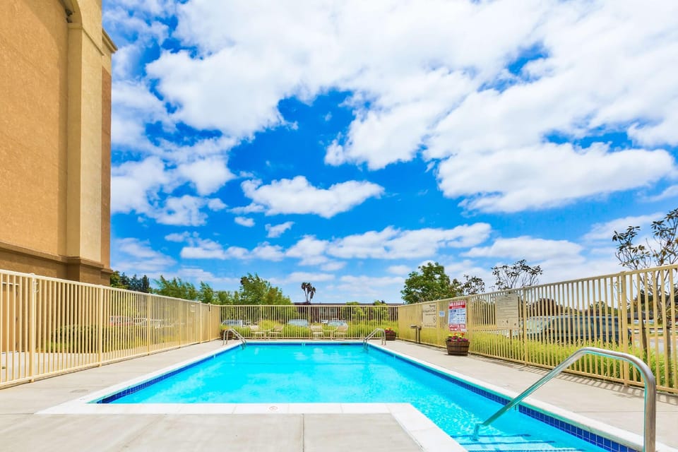 Swimming pool [outdoor]