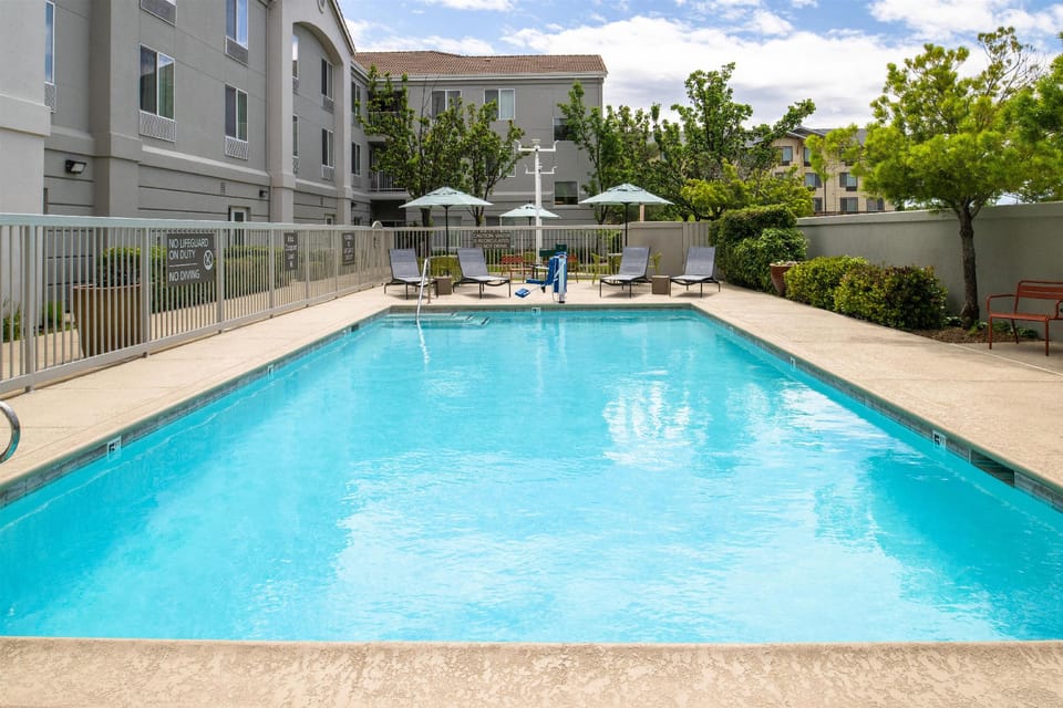 Hampton Inn & Suites Redding Hotel in Redding