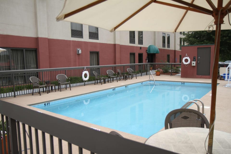 Swimming pool [outdoor]