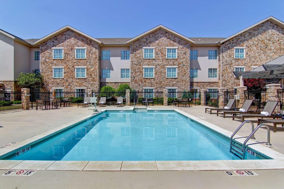 Swimming pool [outdoor]