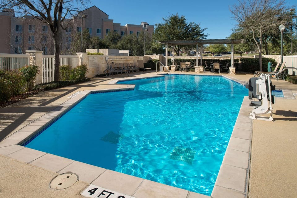 Swimming pool [outdoor]