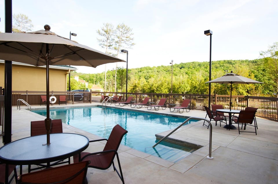 Swimming pool [outdoor]