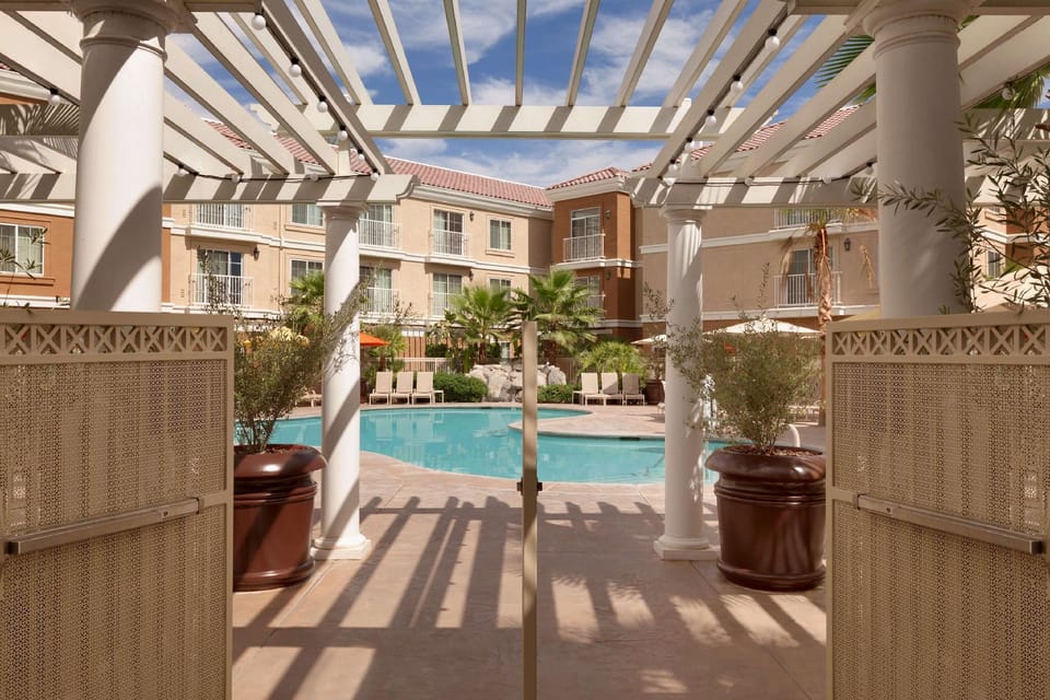 Swimming pool [outdoor]