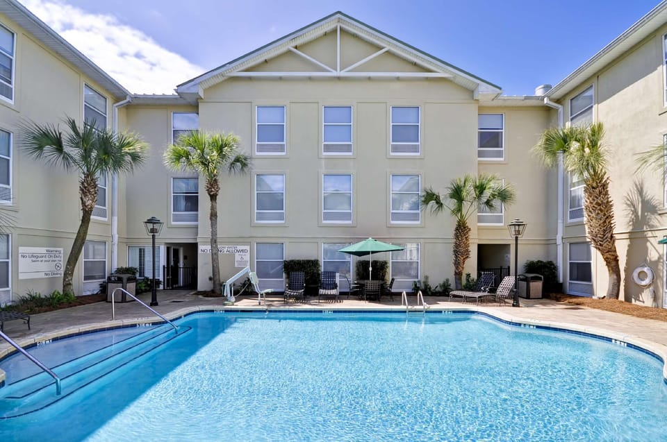 Swimming pool [outdoor]