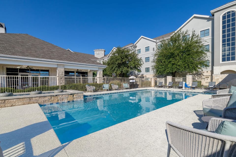 Swimming pool [outdoor]