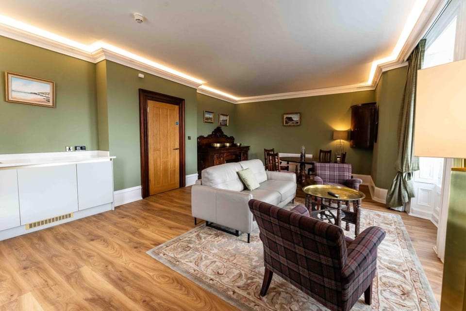 Antrim House Guest Rooms & Suites Hotel in Portrush