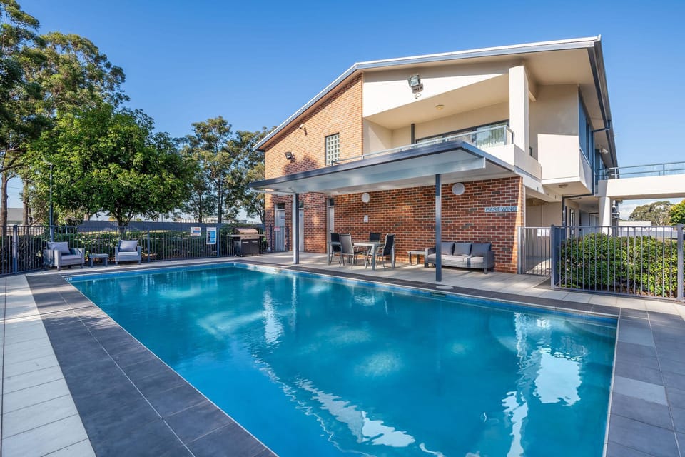 Swimming pool [outdoor]